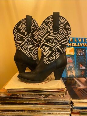 Vintage Black & White Aztec Western Heeled Boots size 8 women